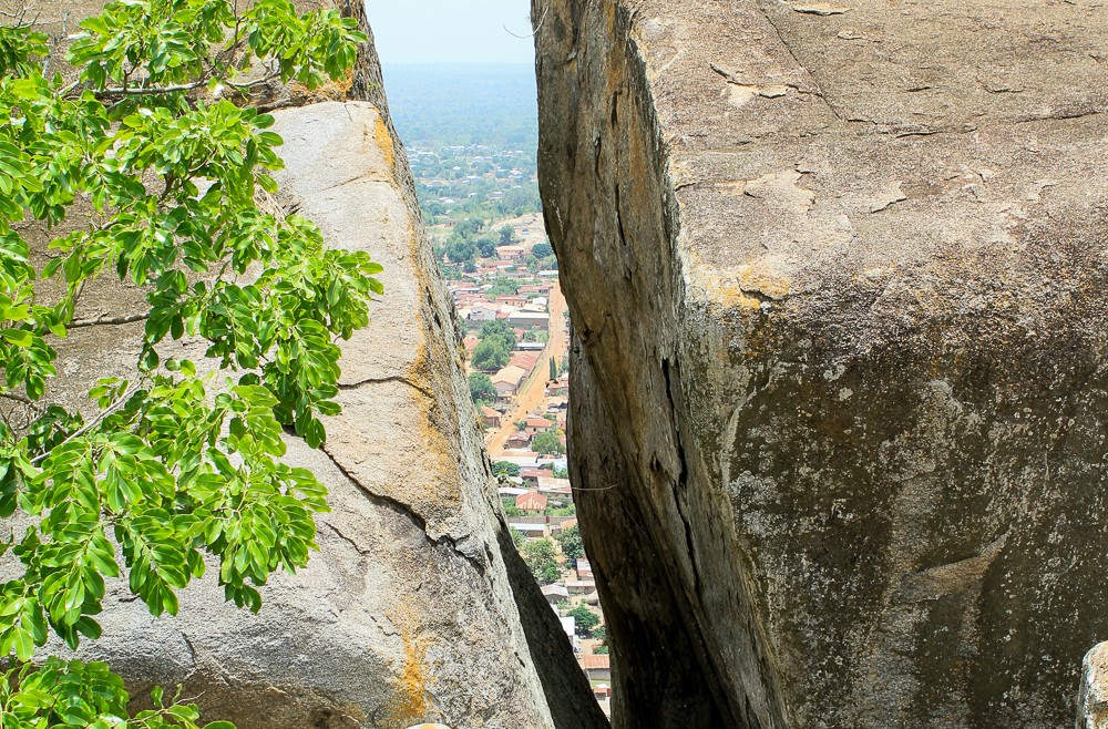LE SITE NATUREL DE LA PIERRE FENDUE – DASSA