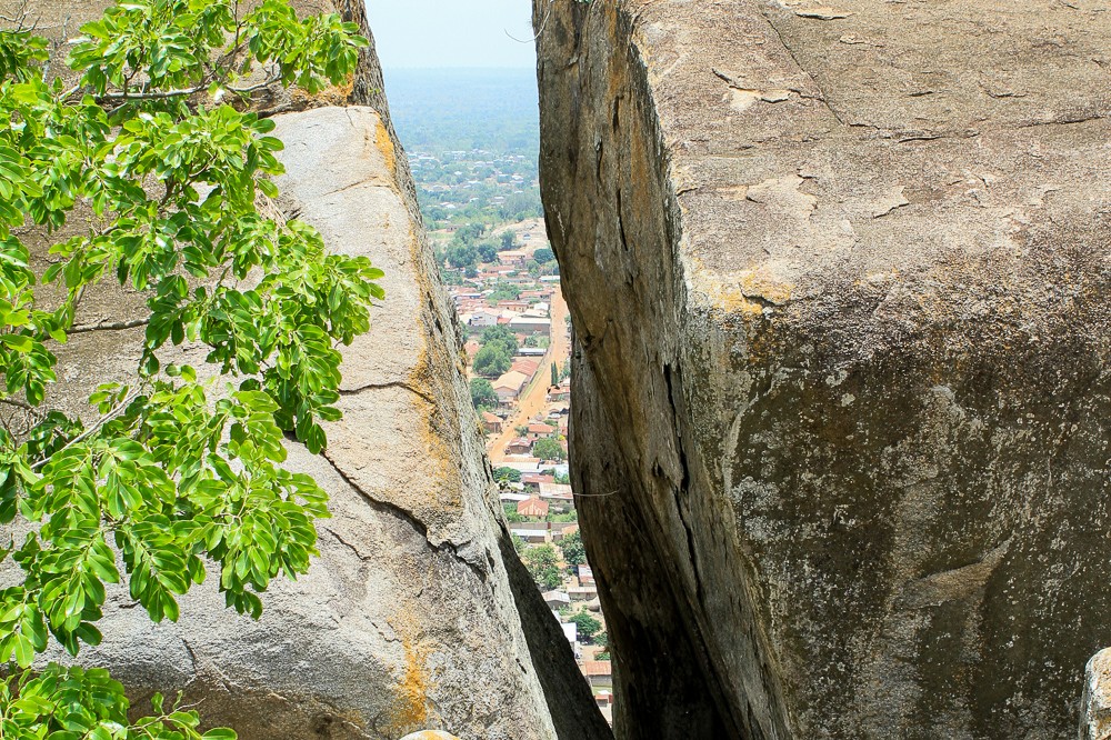 LE SITE NATUREL DE LA PIERRE FENDUE – DASSA