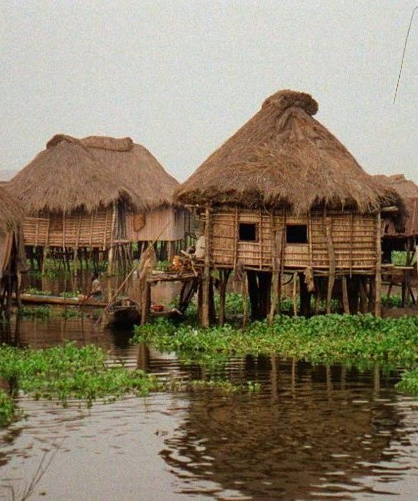 Image d'arrière plan de la cité lacustre de Ganvié pour le site Bénin excursion